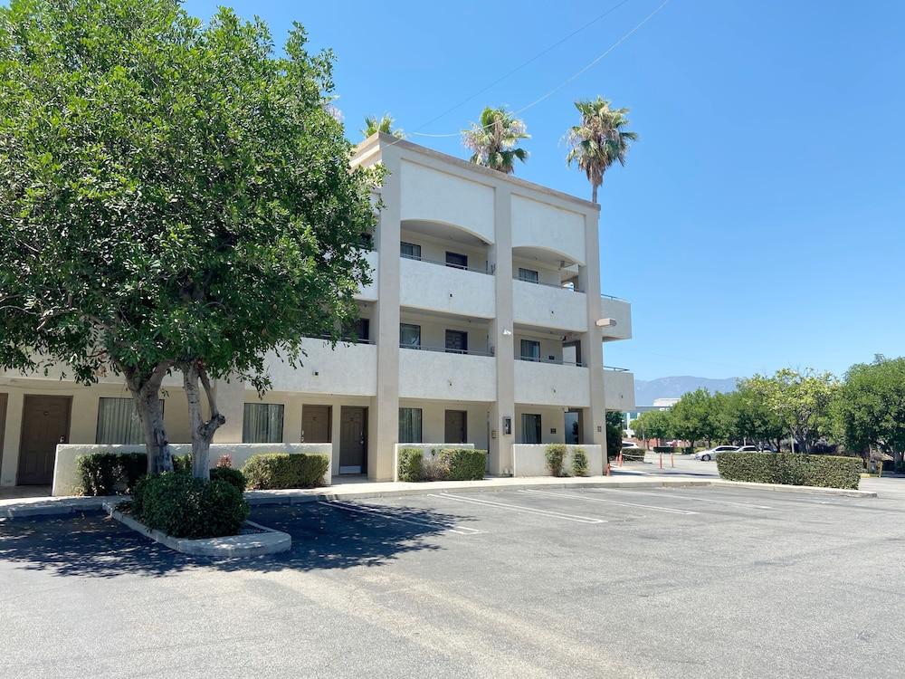 Hotel D'Lins Ontario Airport Exterior photo